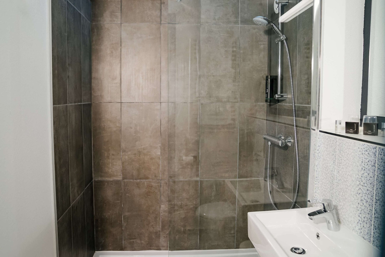 Bathroom 4, Hôtel Kyriad Lille Nord - Roncq, Nord