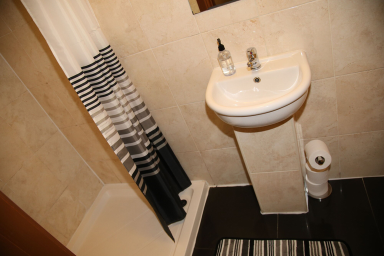 Bathroom 4, A Gosport Inn, Hampshire