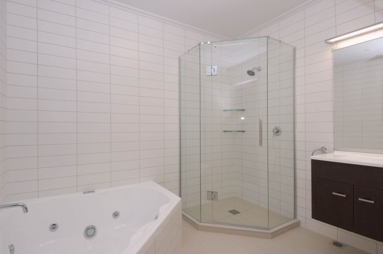 Bathroom 5, Ascot Park Hotel, Invercargill