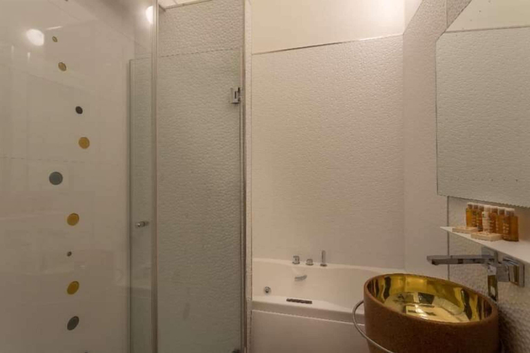 Bathroom 4, Les Bulles de Paris, Paris