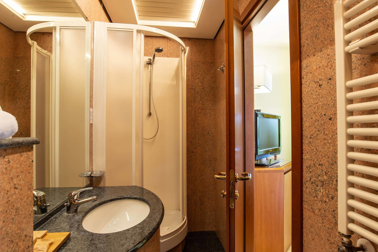Bathroom 5, Hotel La Giocca, Rome