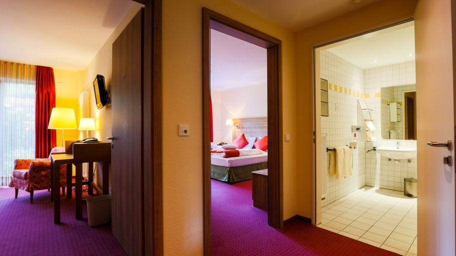 Bedroom 5, Nashira Kurpark Hotel, Calw