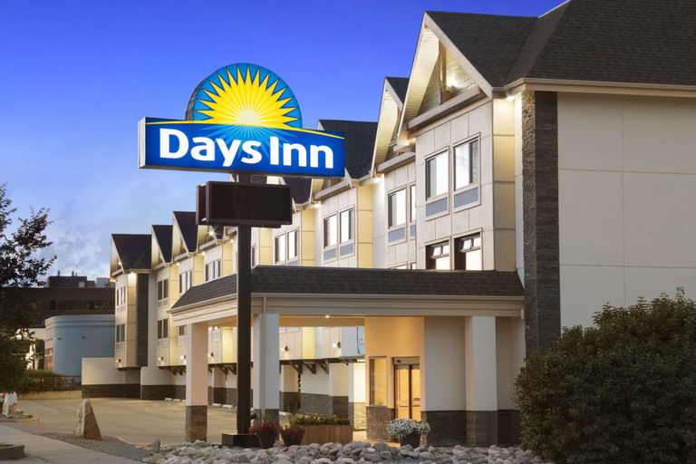 Exterior & Views 2, Days Inn by Wyndham Calgary Northwest, Division No. 6