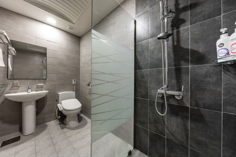 Bathroom 3, Golden Business Hotel, Seosan