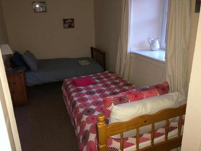 Bedroom 2, Petfriendly-beachfront-sunsetfacingsunporch-garden, Highland