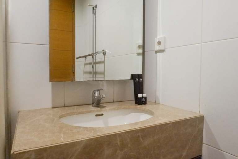 Bedroom 5, Vibrant Luxurious 2BR Apartment at Aryaduta Residence Surabaya Connected to Mall By Travelio, Surabaya