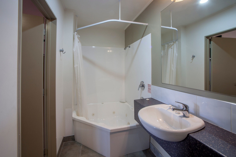 Bathroom 5, Landmark Manor Motel, New Plymouth