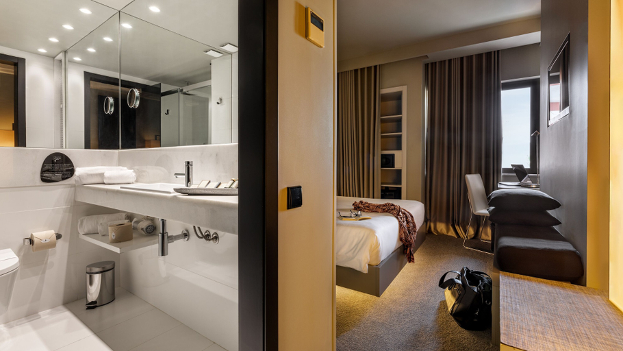 Bathroom 5, Vitória Stone Hotel, Évora