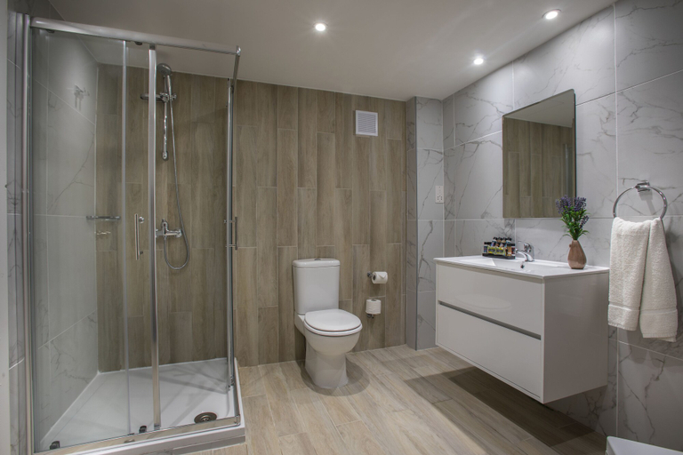 Bathroom 5, Leonardo Plaza Cypria Maris Beach Hotel & Spa