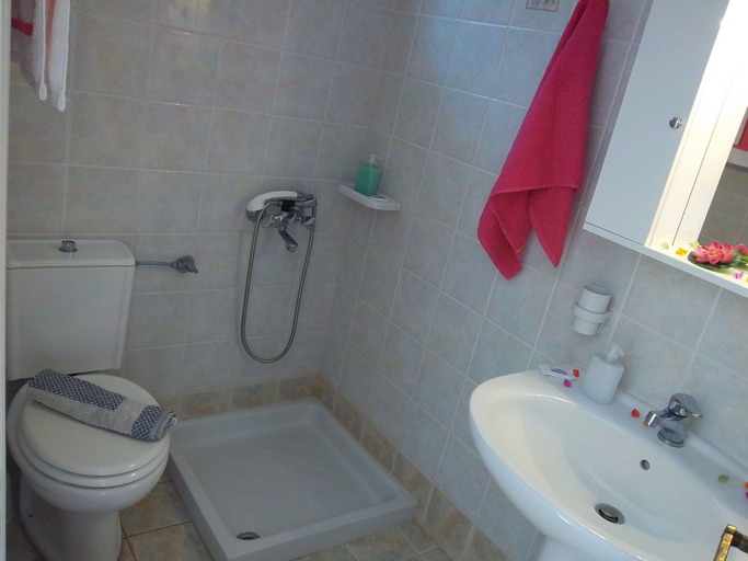 Bathroom 2, Lemon Studios, Ionian Islands