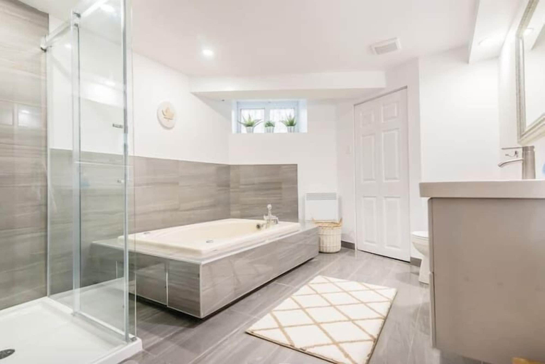 Bathroom 3, Modern Meets Rustic - 2 Bdrm Old Quebec, Communauté-Urbaine-de-Québec
