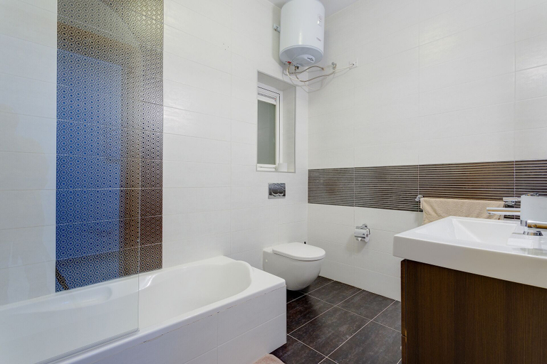 Bathroom 4, Luxury Apt with Side Sea Views & Pool, Top Location
