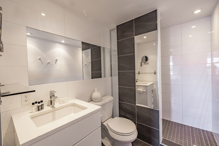 Bathroom 4, Hotel Zero 1, Montréal