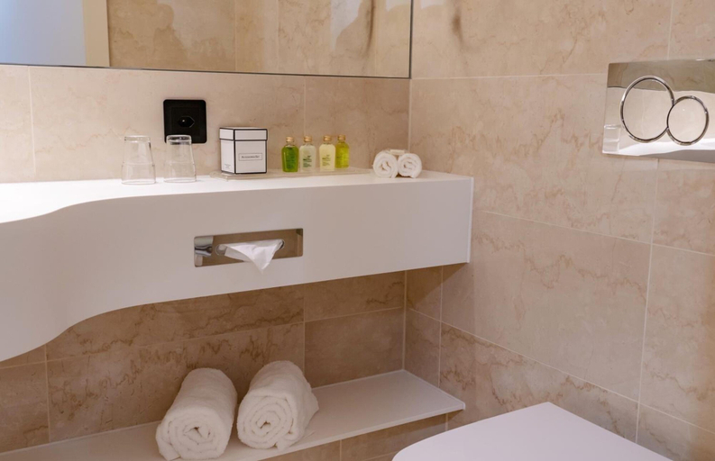 Bathroom 4, Nash Suites Airport Hotel, Genève