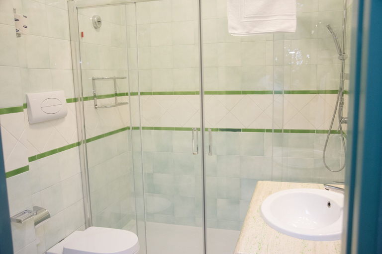 Bathroom 4, Hotel Commercio, Salerno