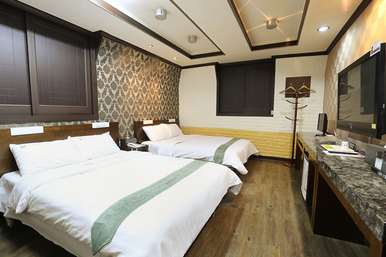 Bedroom 3, Suncheon Noblesse Hotel, Suncheon