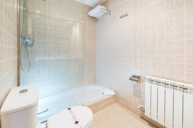 Bathroom 5, Hotel Guitart la Molina Aparthotel & Spa, Girona