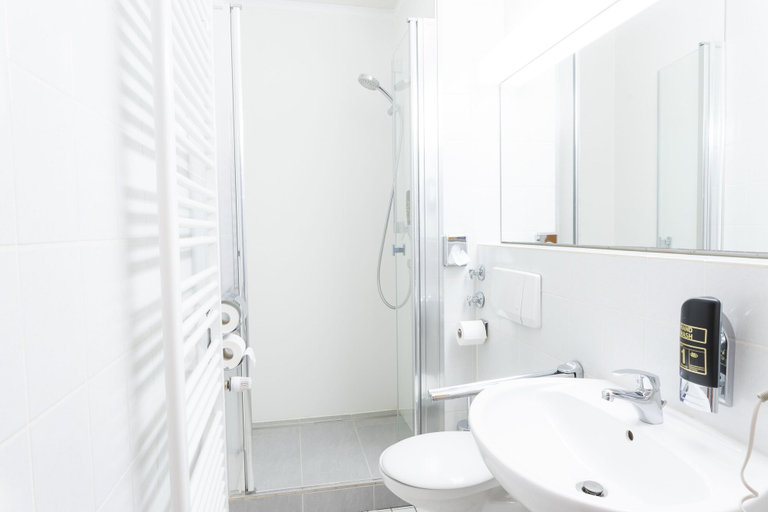 Bathroom 5, Hotel Astoria am Urachplatz, Stuttgart