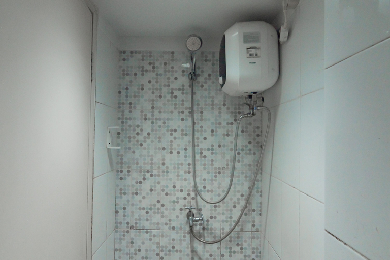 Bathroom 3, RedDoorz Apartment @ Grand Sentraland Karawang, Karawang