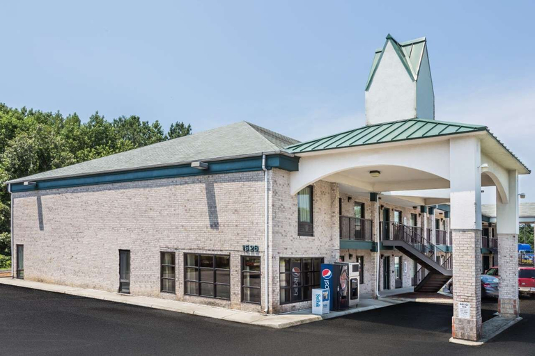 Exterior & Views 2, Brentwood Inn & Suites, Suffolk