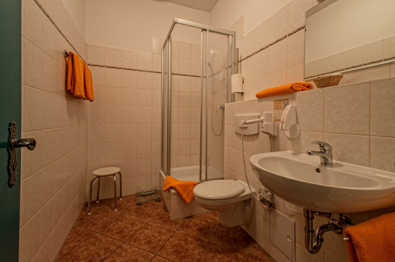 Bathroom 4, Gasthaus & Hotel Zur Henne, Burgenlandkreis