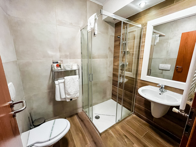 Bathroom 5, Hotel Carpathia, Sinaia