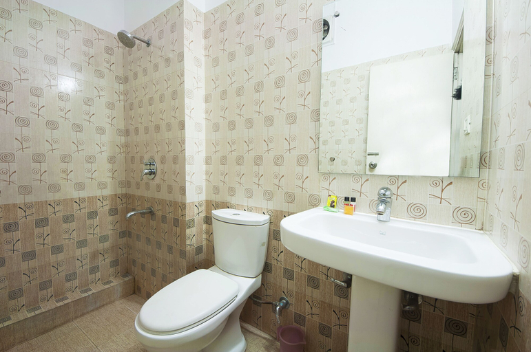 Bathroom 4, Rama Inn, Delhi