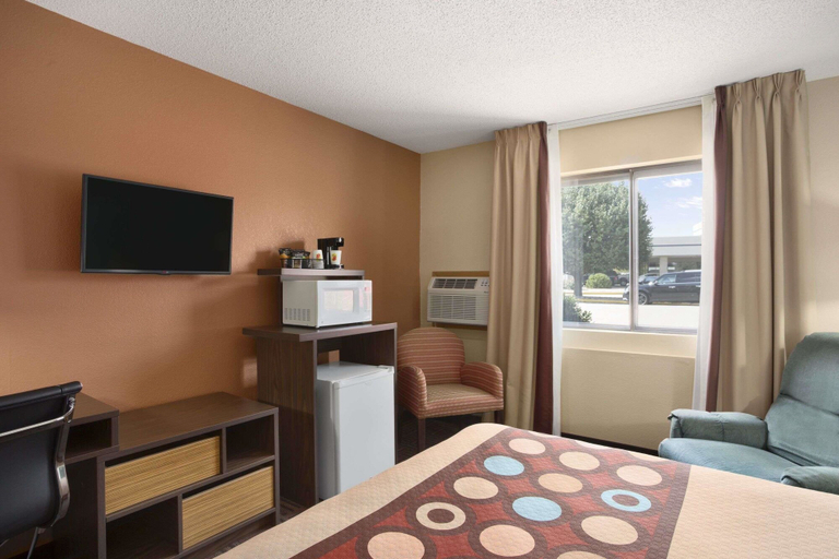 Bedroom 3, Super 8 by Wyndham Carbondale, Jackson