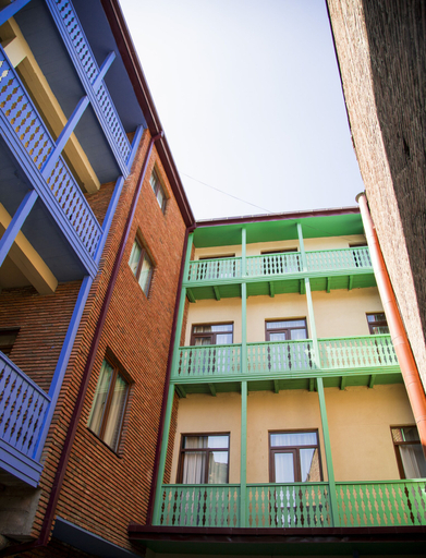 Exterior & Views