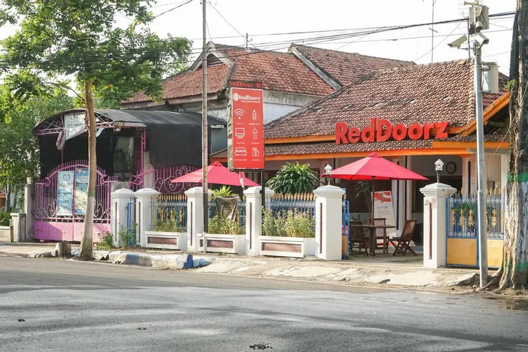 Exterior & Views 2, RedDoorz Plus @ Alun Alun Nganjuk, Nganjuk