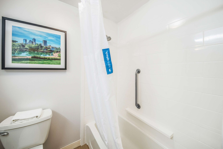 Bathroom 4, Hampton Inn Greenfield, Hancock