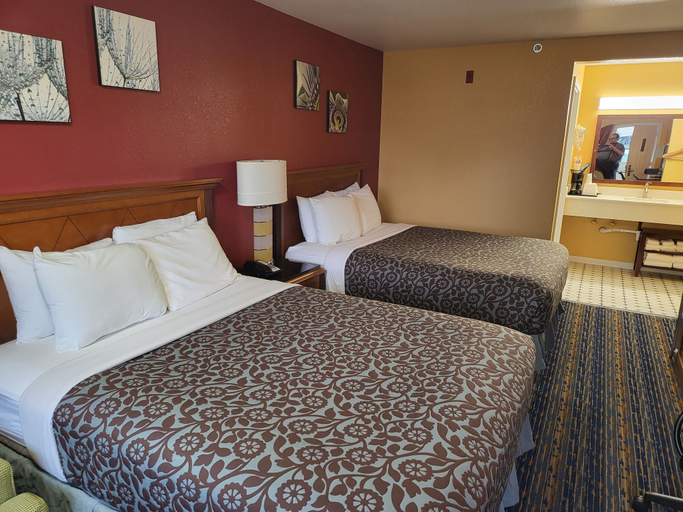 Bedroom 3, Olympic Inn & Suites, Clallam