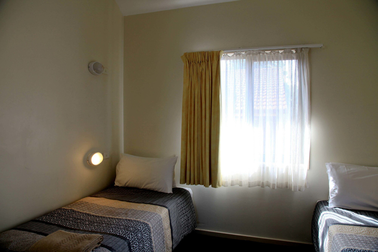 Bedroom 3, Travellers Motor Village, Newcastle - Inner City