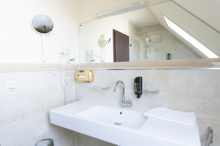 Bathroom 5, Hotel Astoria am Urachplatz, Stuttgart