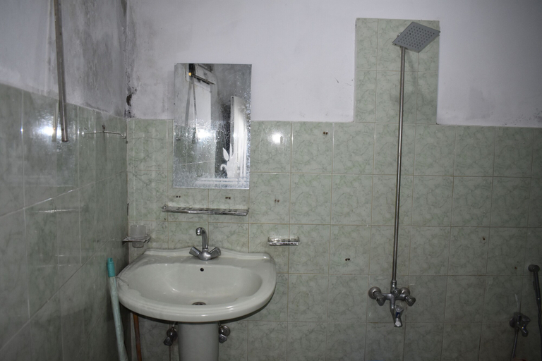 Bathroom, New White Palace Hotel, Hazara