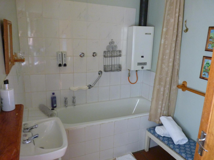 Bathroom 3, Walkerbouts Inn Rhodes, Joe Gqabi
