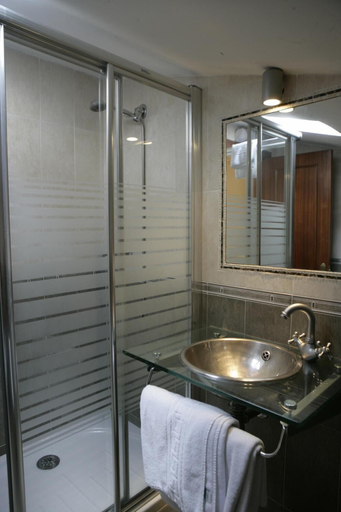 Bathroom 3, Hotel Azpiazu, Asturias