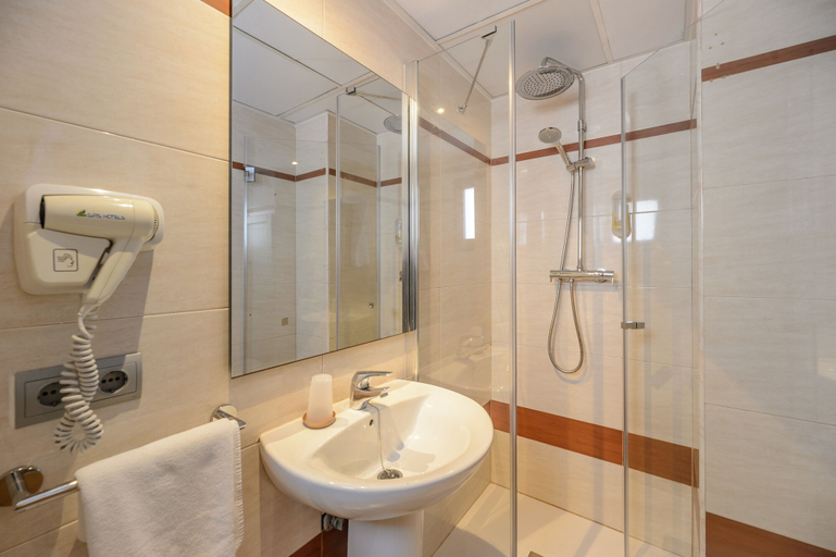 Bathroom 4, Hotel Vibra San Remo, Baleares