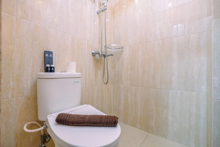 Bathroom 5, Comfort and Cozy Living Studio Room at Tifolia Apartment By Travelio, Jakarta Timur