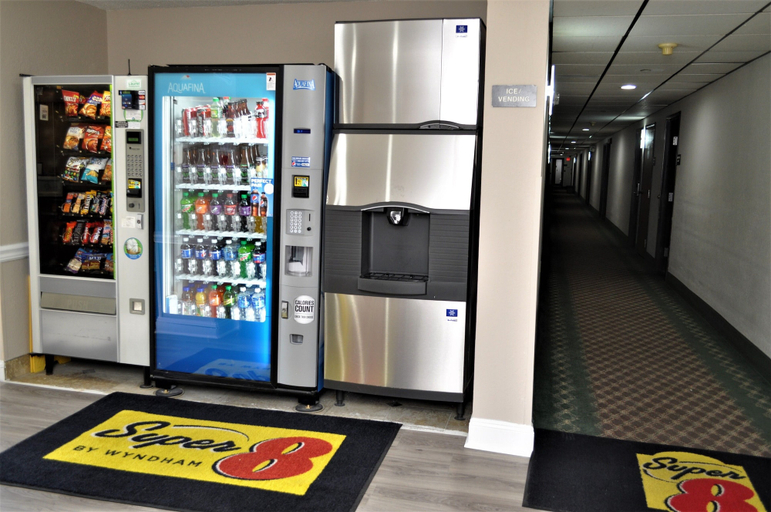 Food & Drinks 5, Super 8 by Wyndham Clearfield, Clearfield