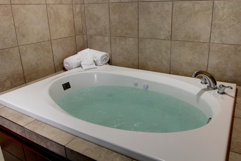 Bathroom 5, Cobblestone Inn & Suites - Rugby, Pierce