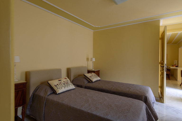 Bedroom 5, Hydras Chromata, Attica