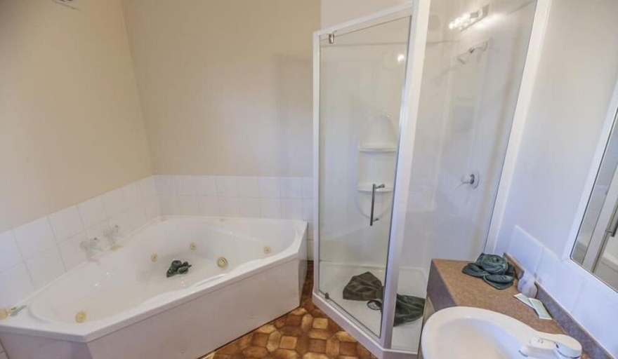 Bathroom 4, Asure Ashley Motor Lodge, Timaru