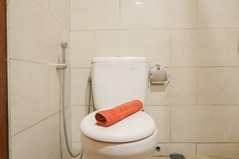 Bathroom 5, Nice and Homey Studio at Roseville Apartment By Travelio, South Tangerang