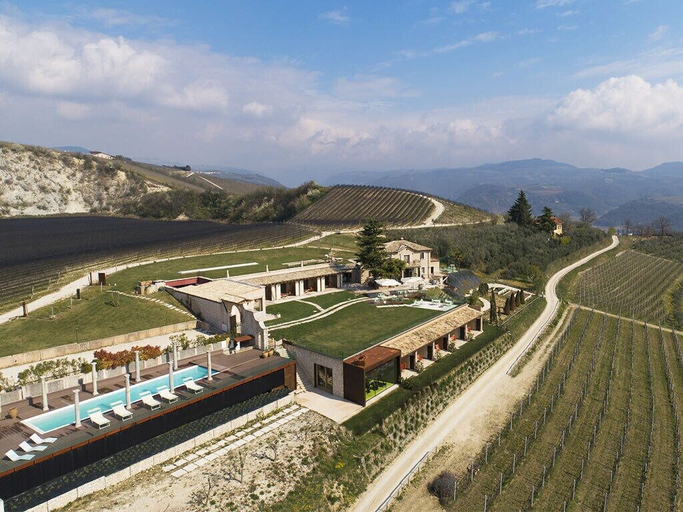 Exterior & Views