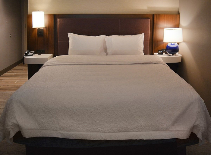 Bedroom 3, Hampton Inn & Suites Philadelphia/Media, Delaware