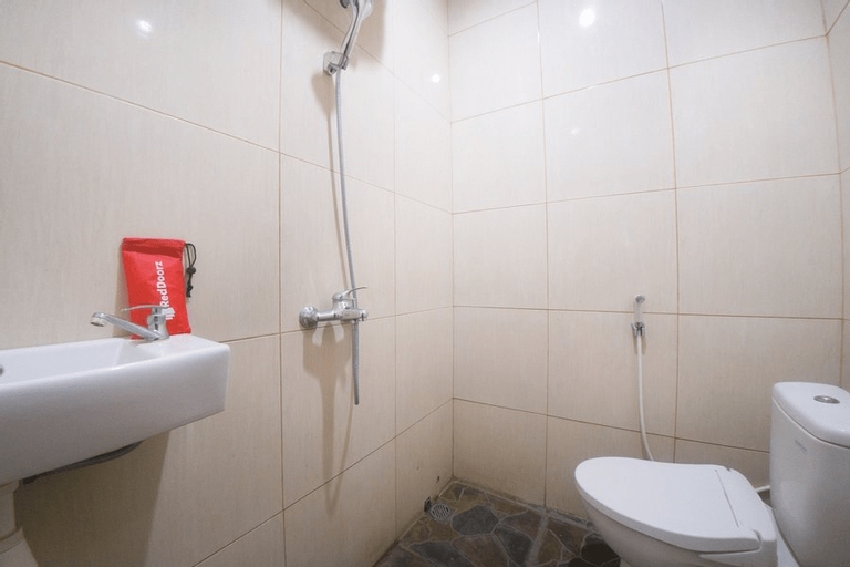 Bathroom 4, RedDoorz near TVRI Gorontalo, Gorontalo