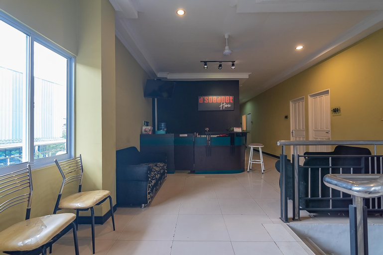 Public Area 2, RedDoorz @ H. Agus Salim Street Pontianak, Pontianak