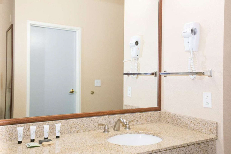 Bathroom 5, Red Lion Inn & Suites McMinnville, Yamhill
