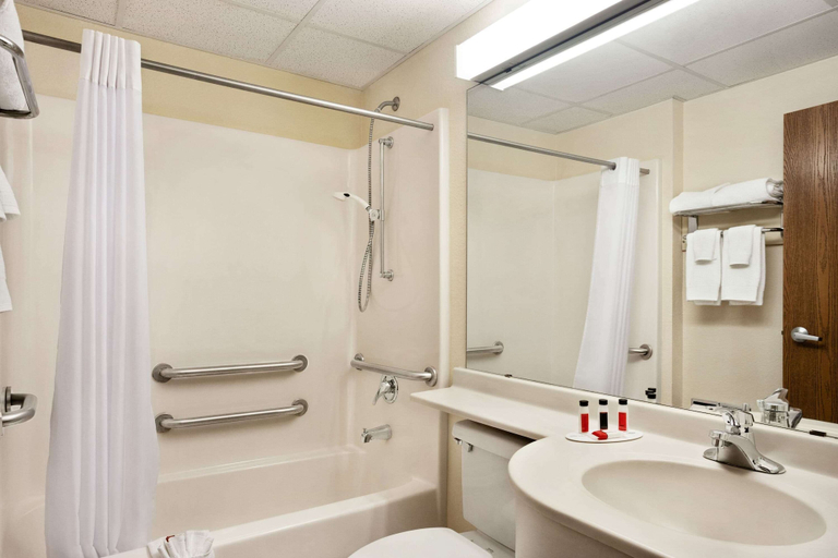 Bathroom 5, Travelodge by Wyndham Fort Scott, Bourbon